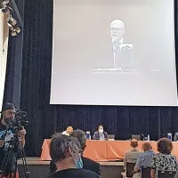 Skupščina delničarjev Luke Koper je potekala v dvorani sv.  
Frančiška v Kopru.