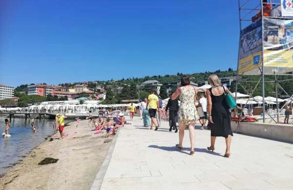 V občini želijo preprečiti, da bi se javne plaže spremenile v 
prizorišča nočnih zabav, po katerih ostanejo samo neželene 
smeti. 