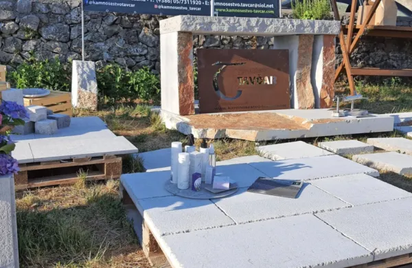 Na festivalu se je predstavilo tudi Kamnoseštvo Tavčar iz Povirja, ki izvaja ves postopek od izkopa 
kamenja v kamnolomu do končne obdelave. 