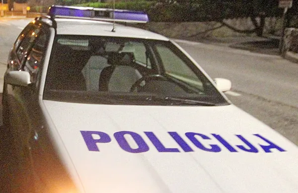 33-letnik v Premančanu policiste pozival k pretepu