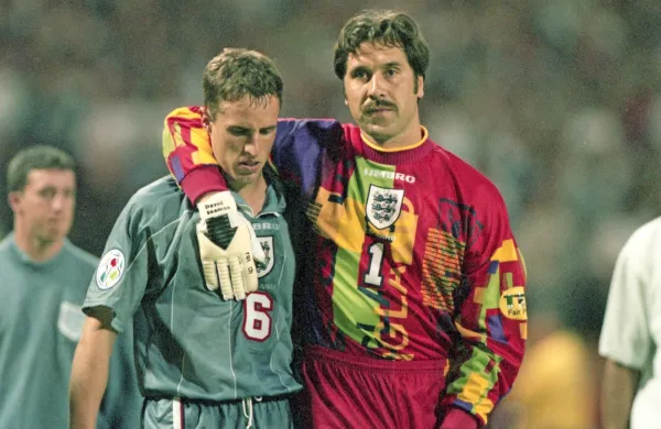 Tragičnega junaka pri izvajanju enajstmetrovk na polfinalni tekmi 
evropskega prvenstva 1996 med Anglijo in Nemčijo Garetha 
Southgata (levo) je poskušal potolažiti vratar David Seaman.