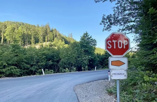 Obnovili bodo &scaron;e tri kilometre ceste med Predmejo in Lokvami