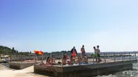 Druženja na portoroških pomolih bodo lahko tudi poslej dopolnjena z alkoholnimi pijačami. 