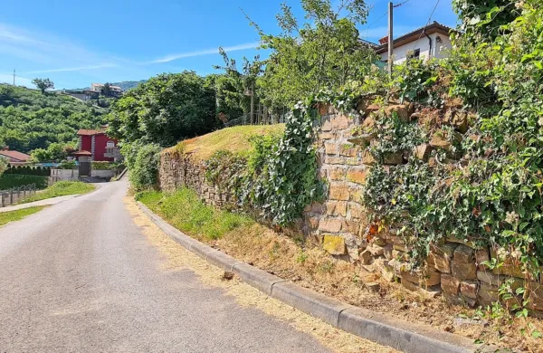 Krajani v Grinjanu se bojijo, da se bo izbočen kamniti   zid porušil ob prvem obilnejšem nalivu. 