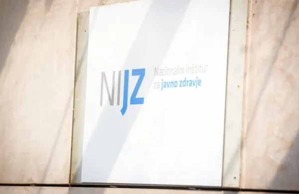NIJZ začel po&scaron;iljati tiskana digitalna covidna potrdila