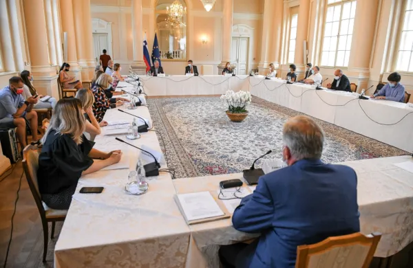 Predsednik republike Borut Pahor je na soočenju stališč o noveli 
zakona o vodah zbral široko paleto razpravljalcev, vsi niso zato niti 
prišli do besede.