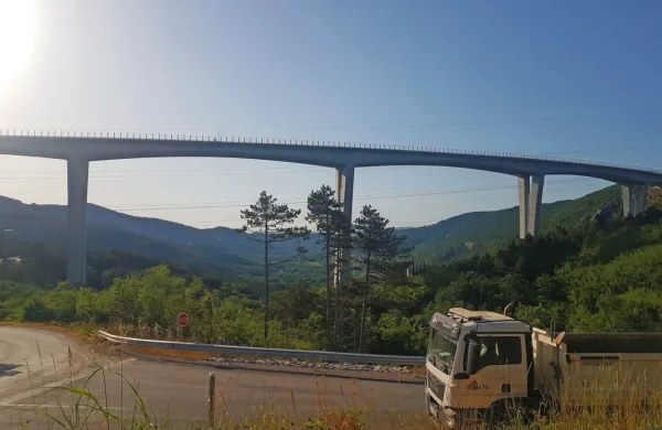 Ob stari cesti za Gabrovico bodo postavili razgledišče s pogledom   
na križanje novega železniškega viadukta z avtocestnim. 
