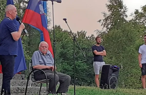 Društvo za krajevno zgodovino in kulturo je predstavilo 15. Ilirske teme z zapisi Vojka Čeligoja (sedi).