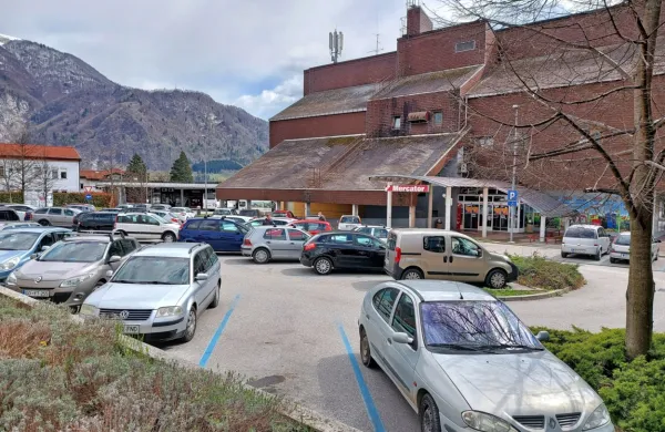Po novem bo treba plačati tudi za blagovnico, cene in urniki bodo 
enaki kot na Letališču.