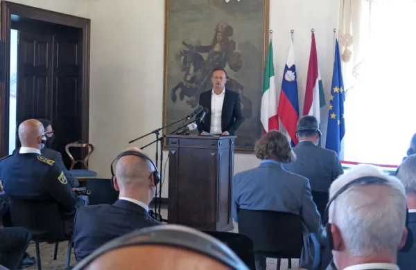 Madžarski zunanji minister Peter Szijjarto je poudaril strateški 
položaj Kopra za madžarska podjetja ter siceršnje dobre odnose 
med državama.