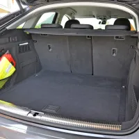 Prtljažni prostor je le za 10 manjši od klasičnega Q5, kar pomeni, 
da vanj še vedno lahko stlačimo ogromno stvari.