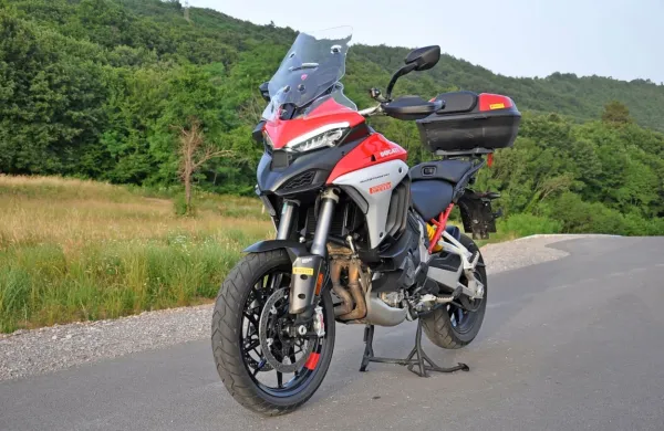 Multistrada V4 je odličen dokaz, da se v enem izdelku lahko združi 
nabrušena pogonska tehnika, napredna tehnologija in potovalno 
udobje.