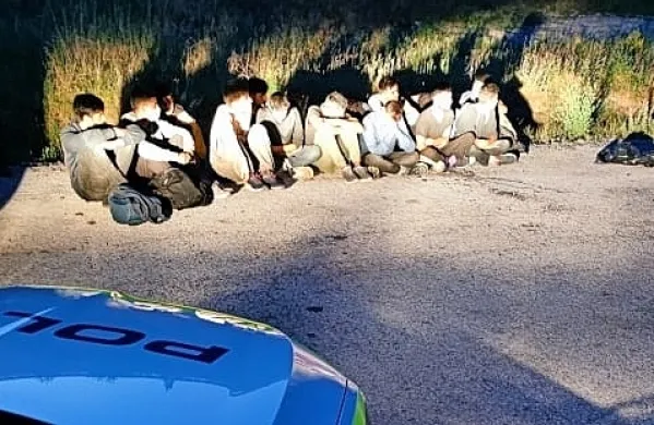 V noči na sredo so slovenski in italijanski policisti ob meji  prijeli 
skoraj sto migrantov.