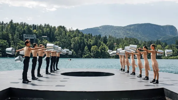   Slovenija bo začetek predsedovanja Svetu EU  slovesno obeležila 
drevi s krstno uprizoritvijo baleta Povodni mož na Blejskem 
otoku. 