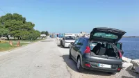 Izolski občinski redarji kaznujejo  voznike, ki se ustavijo ob  cesti, ki 
vodi  do nekdanje  ladjedelnice, čeprav tam  nikogar ne motijo.       