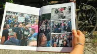 Tone Stojko proteste zadnje desetletje beleži na barvnih fotografijah, seveda tudi sedanje  petkove. 