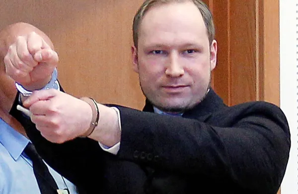 Eden od ovadenih dvajsetletnikov si je za svoj psevdonim izbral 
ime Breivik, po Andresu Breiviku, ki je julija 2011 na Norveškem 
ubil 77 oseb.