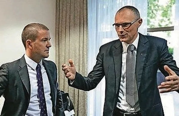 Z različnimi pretvezami z vseh  dolžnosti v Hidri odstranjeni Gašper 
Svetlik (levo)  danes  kot nasprotni predlog prevzemnikov z vodilnim dr. Iztokom Seljakom (desno) na skupščini lastnice sistema 
H & R ni imel možnosti za imenovanje v upravni odbor.