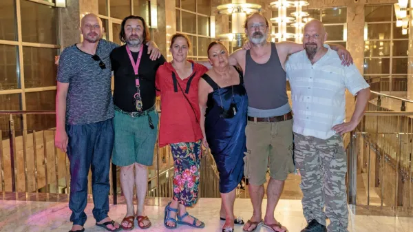 Ustvarjalna ekipa predstave Čakam (z leve): Aleksander Blažica 
(scenograf), igralec Gorazd Jakomini, režiserka Renata Vidič, Maja 
Jerman Bratec ( direktorica SNG Nova Gorica), igralec Blaž Valič  in  
Stojan Nemec (oblikovalec zvoka).