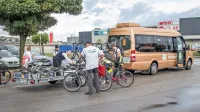 Kolobus: kolesarji se peljejo z avtobusom, kolesa pa na prikolici za 
njim. 
