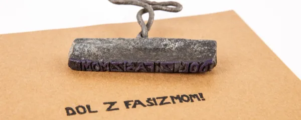 Svinčeni žig Mirka Brezavščka z napisom “Dol s Fašizmom!” 