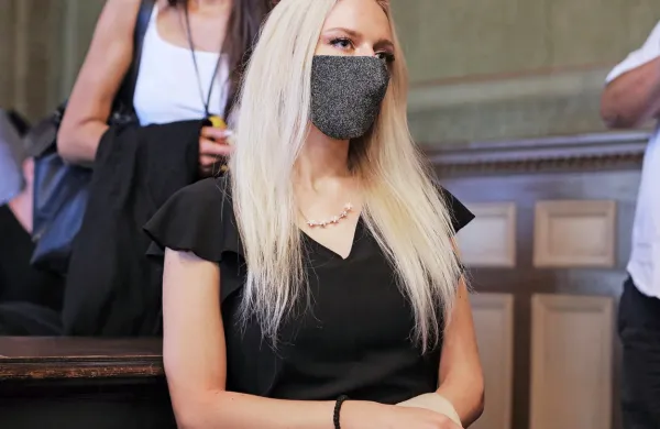 Po mnenju višjega sodišča dejansko stanje glede mehanizma 
nastanka poškodbe pri Juliji Adlešič ni dovolj razčiščeno.
