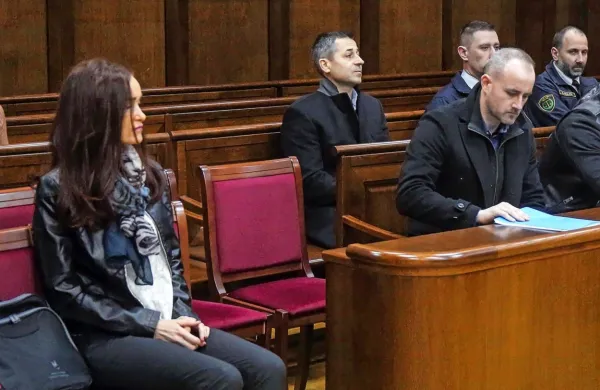 Sojenje se bo predvidoma začelo le za Jožeta Kojca (drugi  z desne 
zadaj),   Dejana Šurbka (prvi z desne), Vesno Ternovec (levi)  in 
Sergeja Racmana 