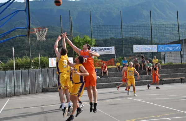 Pod koši lige NBA Tmin je živahno vsak petek.