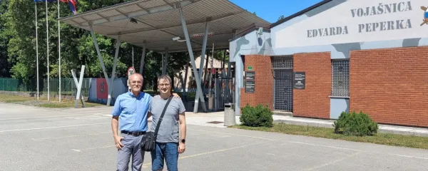 Tri desetletja po napetih tednih v obkoljeni vojašnici JLA v Ljubljani sta se Emil Cek (levo) in Primož Kobal znova postavila pred “svojo” vojašnico, v kateri zdaj domujejo (samo) slovenski vojaki. 