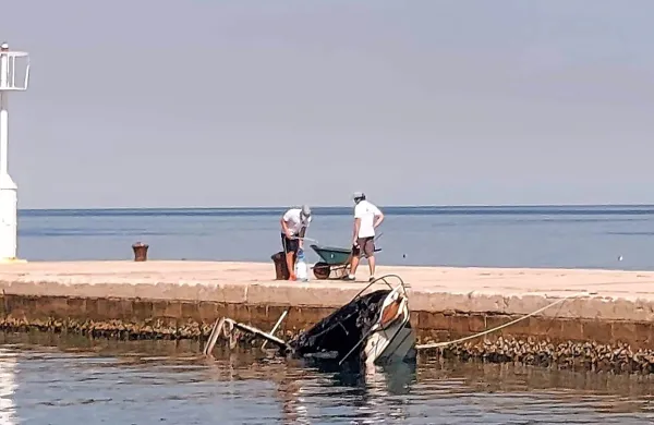 Plovilo, ki je okoli polnoči zagorelo v Simonovem zalivu (foto: 
Sijan Pretnar)