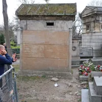Gneča ob pevčevem grobu na pariškem pokopališču  Père-Lachaise  - skoraj kakor na koncertu. 