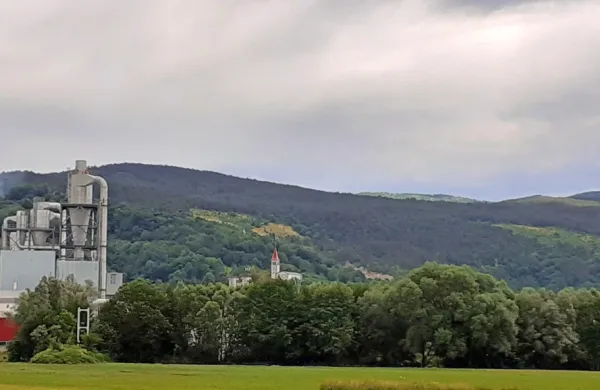 Za drevesi teče reka Reka, na drugi strani pa občina prodaja 
zemljišča, ki bi jih želel kupiti sosed Lesonit.