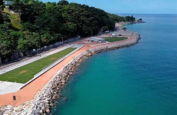 Nasip Acquario ni več zagrajeno onesnaženo območje, ki je bilo 
dvajset let nedostopno in petnajst let pod sodnim zasegom, in 
sedaj vabi kopalce, sprehajalce in kolesarje, pa tudi ljubitelje 
odbojke na mivki in skejterje. (Foto vir: Primorski dnevnik) 
