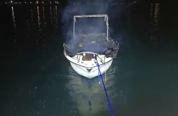 Uničen gliser so privlekli do izolskega carinskega pomola. 