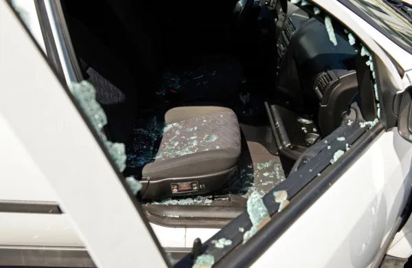  V avtomobile nepridipravi vlamljajo tako, da razbijejo eno od 
stekel  in iz notranjosti vozil kradejo vrednejše predmete.
