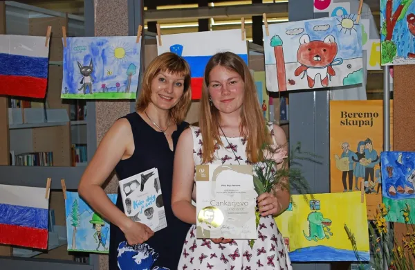 Pika Rejc Mekota s svojo mentorico Matejo Tomažič Jakac