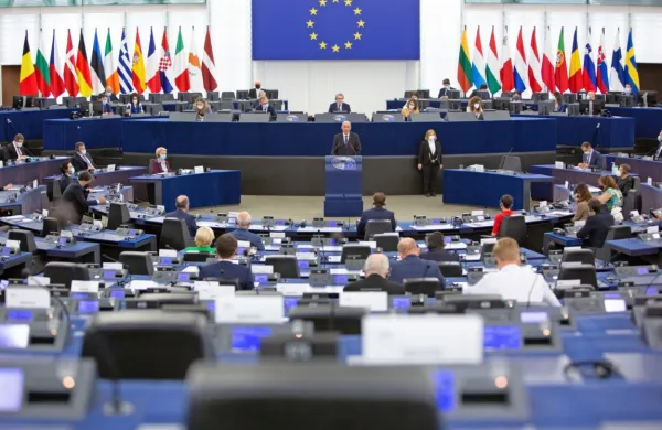Premier Janez Janša je danes v razpravi o prednostnih nalogah 
slovenskega predsedovanja Svetu EU na plenarnem zasedanju 
Evropskega parlamenta v Strasbourgu slišal ostra sporočila glede 
vladavine prava iz večine političnih skupin.
