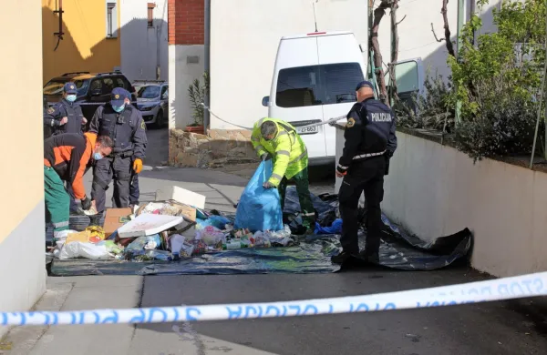Policisti in kriminalisti so  po tragediji  iskali dokaze tudi med  
odpadki  iz bližnjih smetnjakov.  