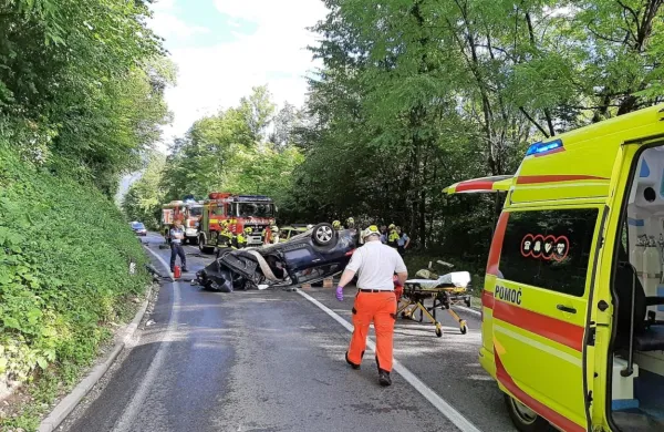 Voznica z avtom na brežino in na streho