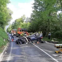 Voznica z avtom na brežino in na streho