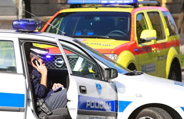 Pri vzvratni vožnji trčila v pe&scaron;akinjo
