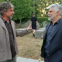 Da, tudi Taras Birsa se kdaj zasmeji - režiser Jan Cvitkovič (levo) je 
nasmejal Sebastiana Cavazzo, ki najbolj slovi kot mrki kriminalist 
v ekranizacijah Golobovih romanov.  