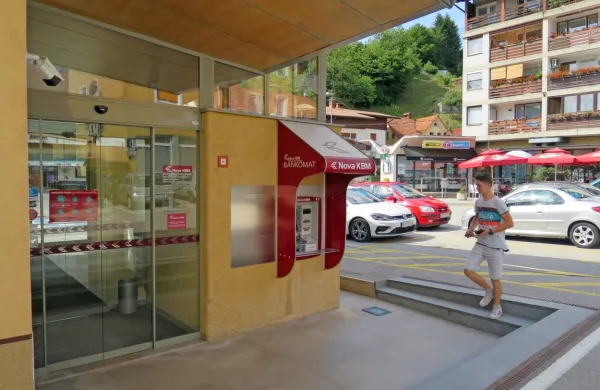 NKBM zapira banko
