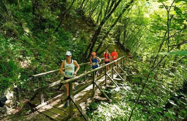 800 tekačev na stezicah po Tolminu