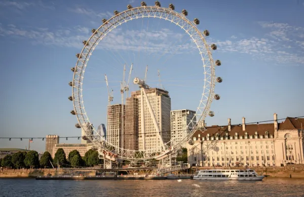 V Londonu sta bila v ponedeljek v dveh ločenih incidentih z nožem 
zabodena dva najstnika. 