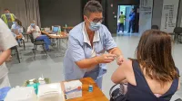 Da bi pred novim valom epidemije zaščitili čim več ljudi, potekajo množična cepljenja, kakršno je bilo sredi junija v Sežani,  in  cepljenje 
z mobilnimi  enotami v odročnejših krajih.     