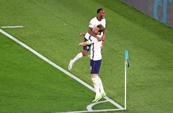 Raheem Sterling (v skoku) in Harry Kane sta   na letošnjem 
evropskem prvenstvu dosegla po tri gole. 