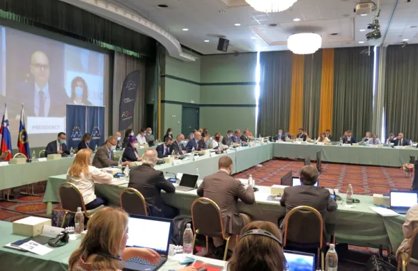  V okviru predsedovanja Slovenije Svetu EU sta se v Portorožu 
začeli neformalni srečanji Strateškega odbora za priseljevanje, 
meje in azil (SCIFA) ter Stalnega odbora za operativno sodelovanje 
na področju notranje varnosti (COSI). 