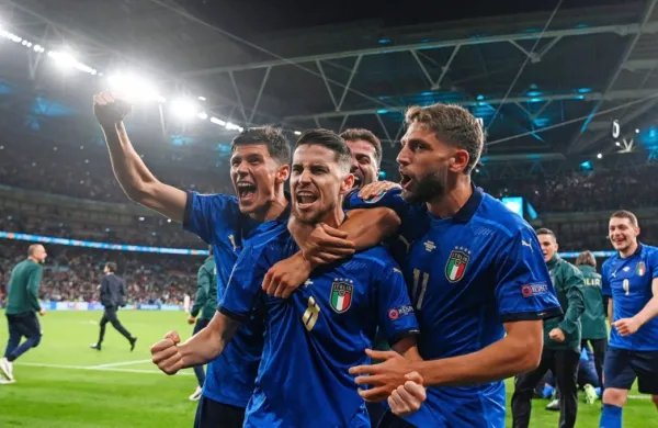 Italijanski nogometaši so po zmagi nad Španci prvi finalisti 
evropskega prvenstva.
