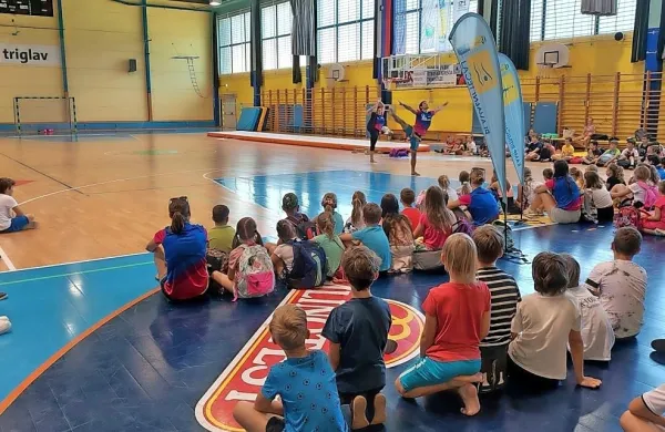 Udeleženci Športnih počitnic 2021 so z zanimanjem prisluhnili 
Mitji Petkovšku in Mojci Rode in se preizkusili v gimnastičnih 
prvinah.